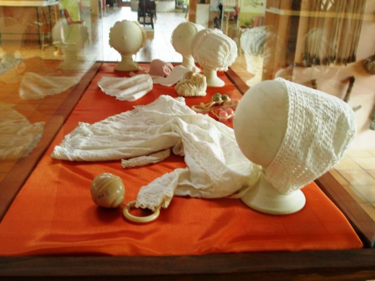 Exposición en el Museo Escolar de Pusol de moda infantil de los años 50 y 60