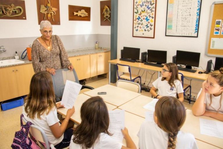 El alumnado del Proyecto Puçol entrevista a una antigua maestra en el Día Mundial de los y las Docentes