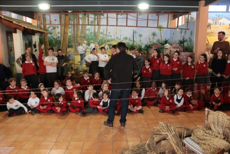 Artesanos y artesanas del cáñamo de Callosa de Segura visitan el Museo Escolar de Pusol