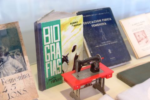 El libro escolar femenino - Día Internacional de la Mujer
