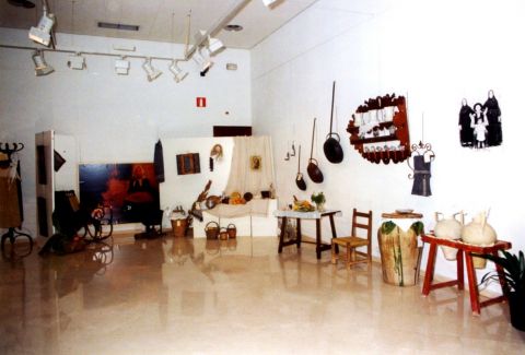Los años noventa: primeras exposiciones del Museo Escolar en el centro de Elche
