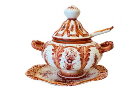 Un llamativo ejemplo de cerámica valenciana expuesto en el museo.