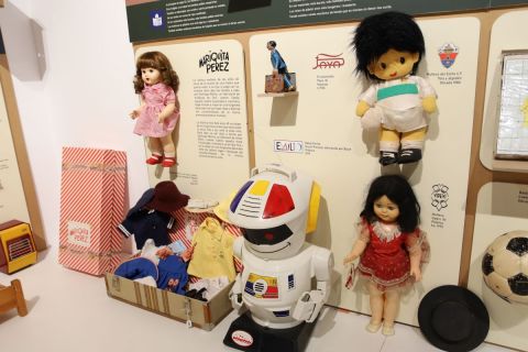 Pequeños y grandes muñecos.