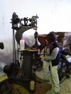 Eva Mendiola restaurando la maquinaria industrial en los almacenes del Museo Escolar