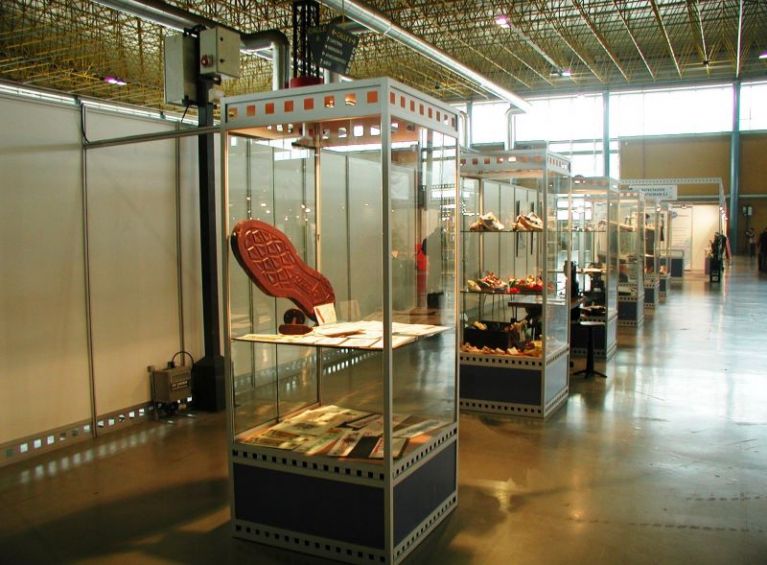El Museo Escolar de Pusol expone en la feria INTERMOLDE 2006