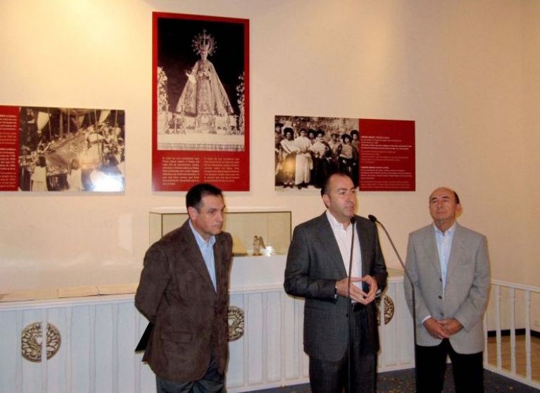 Intervención del Alcalde la ciudad Alejandro Soler, con el Director del Museo de Pusol y el comisario de la muestra