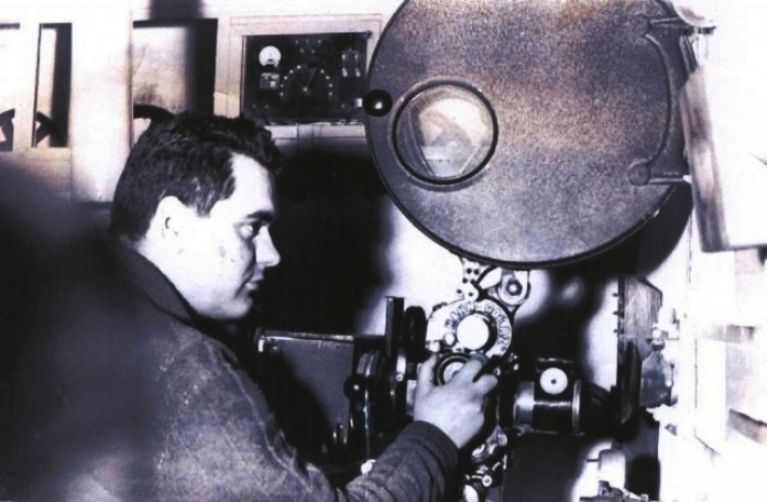 Preparación de un proyector cinematográfico Zeiss-Ikon de la época