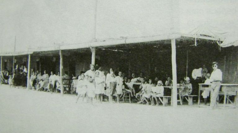 Imagen de los bañistas ante las barracas de Santa Pola