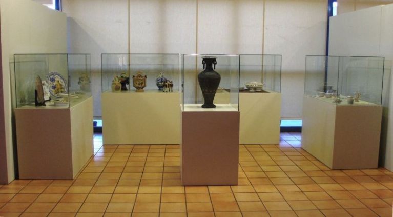 Exposición en el Museo Escolar de Pusol de cerámica de los años 50, 60 y 70
