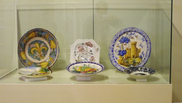 Exposición en el Museo Escolar de Pusol de cerámica de los años 50, 60 y 70