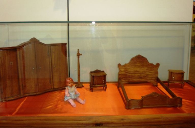 Exposición en el Museo Escolar de Pusol de juguetes de los años 30 y 40