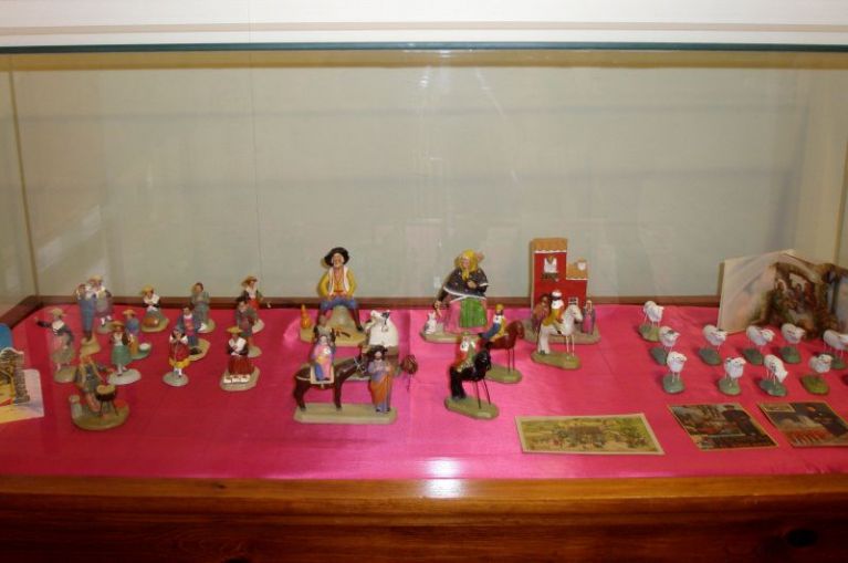 Exposición en el Museo Escolar de Pusol de juguetes de los años 30 y 40