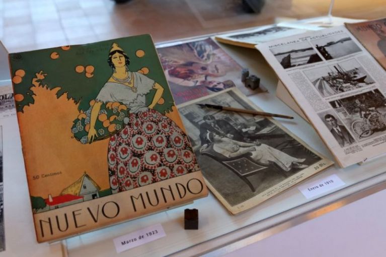 The illustrated magazine in the thematic showcase of Puçol