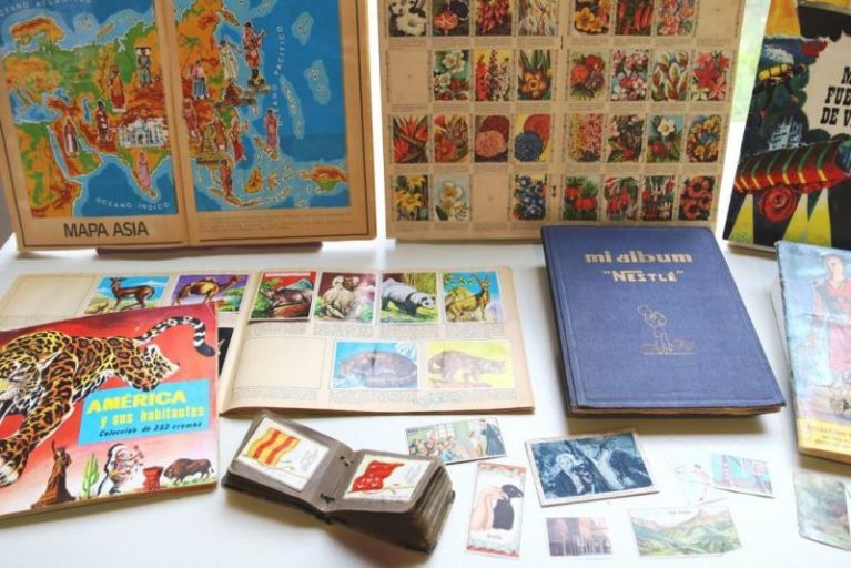 The albums of cards are exhibited in Puçol