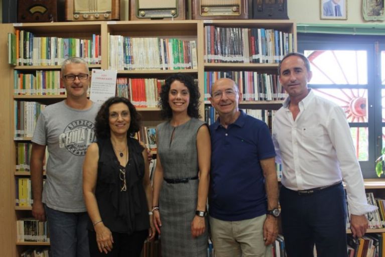 La Directora Territorial d'Educació Tudi Torró visita el Museu Escolar de Puçol