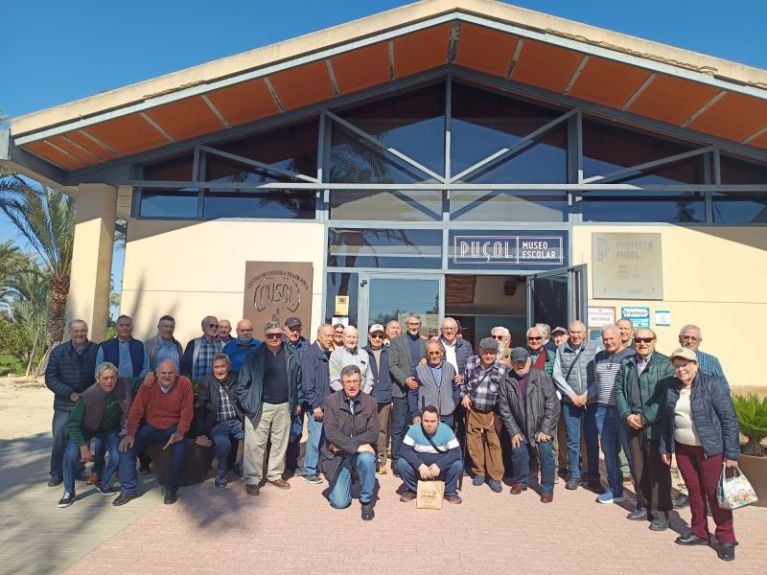 Los Amigos del Villalobos visitan el Museo Escolar de Puçol