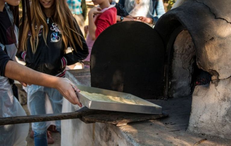 El nuevo taller de recetas tradicionales en el horno de leña, todo un éxito del Museo Escolar de Pusol