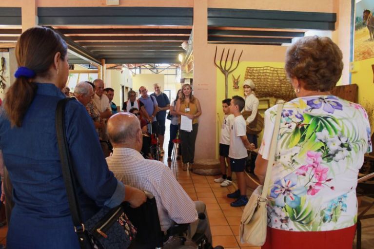 El Museo Escolar de Pusol recibe la visita de la Asociación de Parkinson Elche