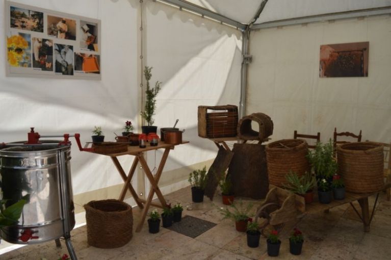 El Museo Escolar de Pusol participa en la Fireta del Camp d'Elx homenajeando al apicultor